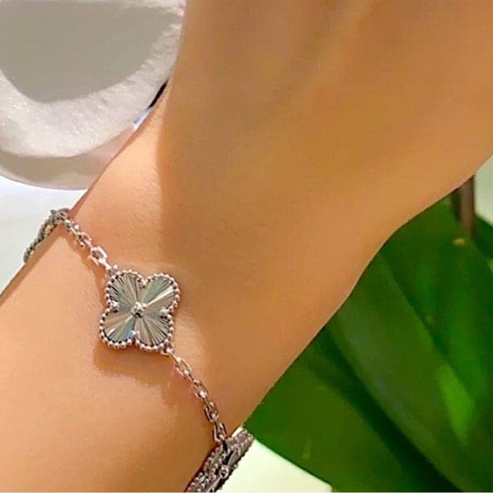 Elegant lucky Clover Silver Jewelry Set - Picture 3 of 4